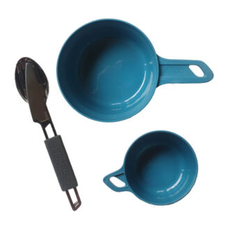 Bild på en kåsa och matkåsa i blå färg, samt ett bestickset i metall